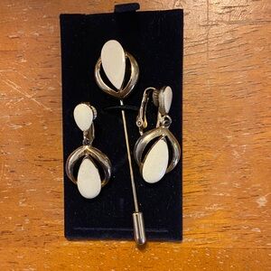 Elegant Gold and Cream Jewelry Set